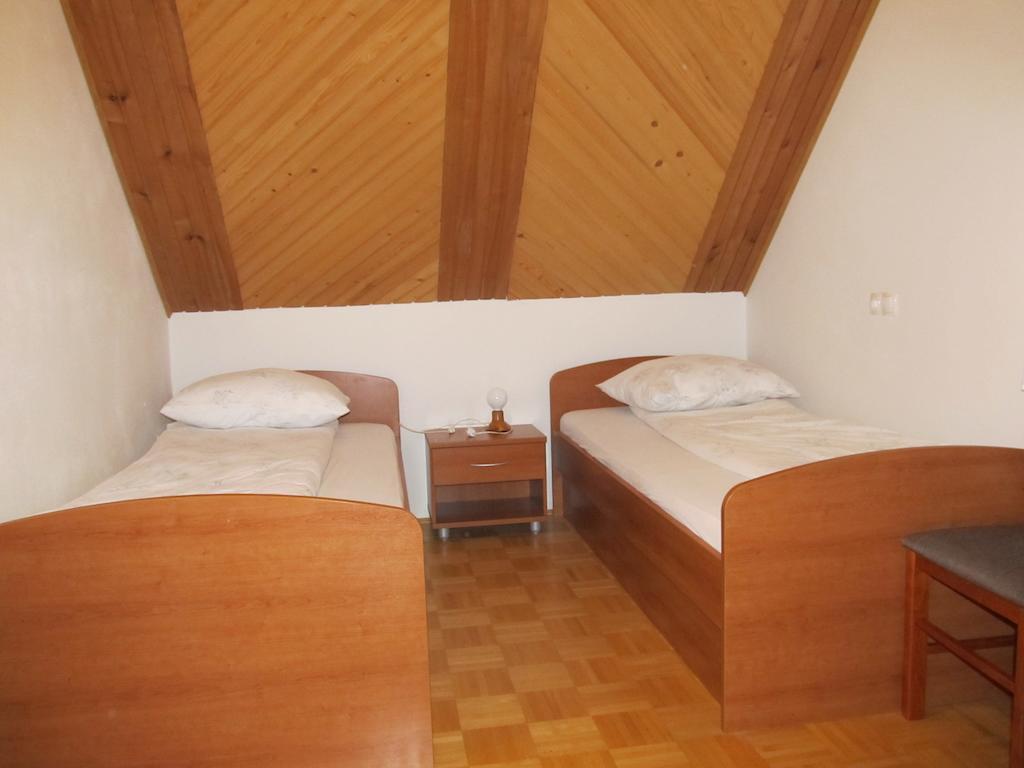 Tourist Farm Ljubica Villa Poljane nad Škofjo Loko Oda fotoğraf