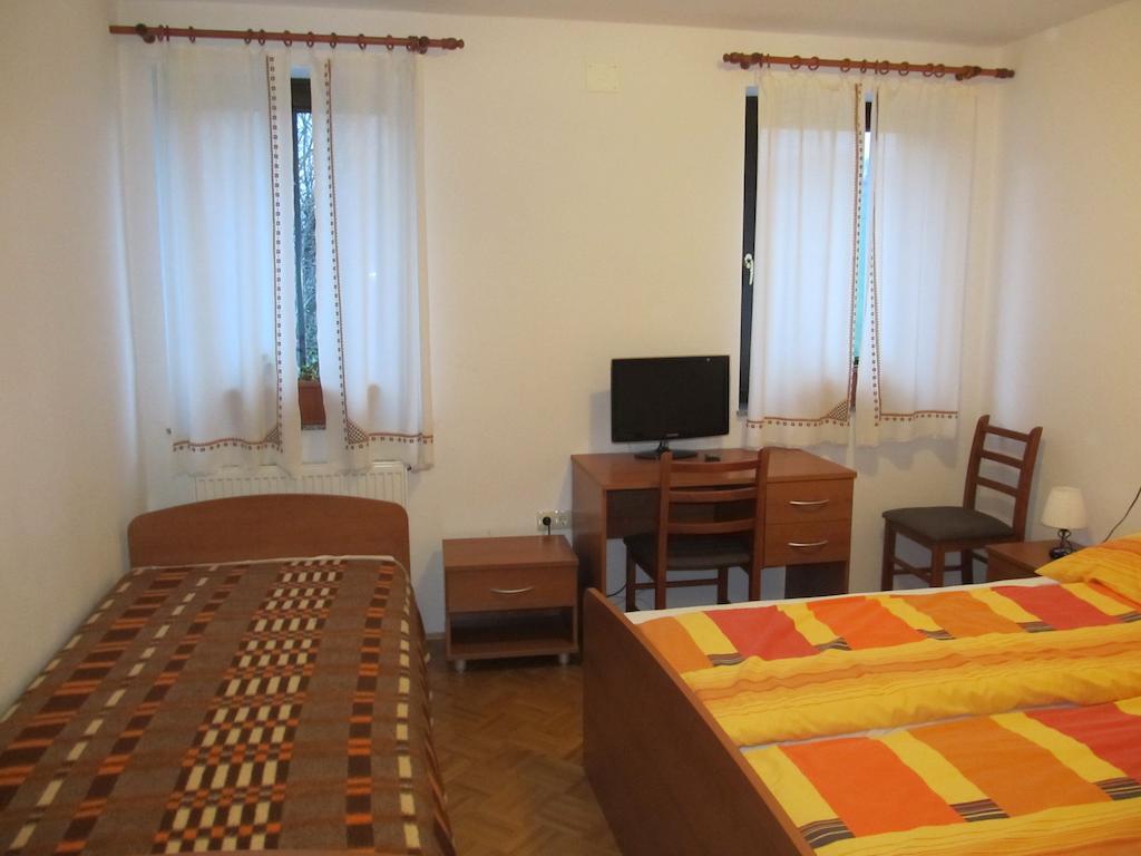 Tourist Farm Ljubica Villa Poljane nad Škofjo Loko Oda fotoğraf